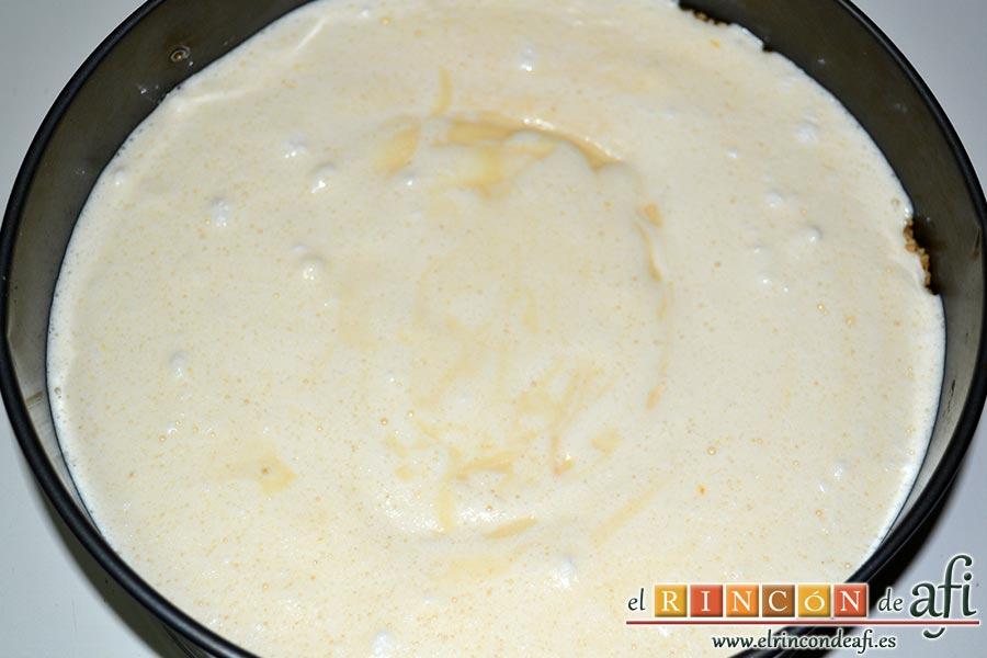 Tarta soufflé de limón con base de galletas, terminamos añadiendo el resto de las claras y volcamos la mezcla en el molde