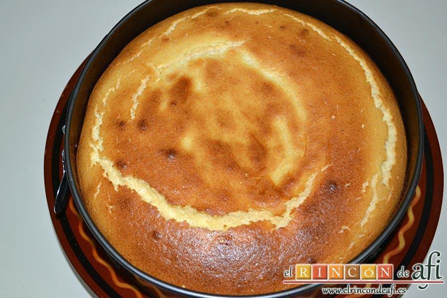 Tarta soufflé de limón con base de galletas, horneamos durante 30 minutos. Cuando la saques del horno comprobarás que la tarta está bien suflada
