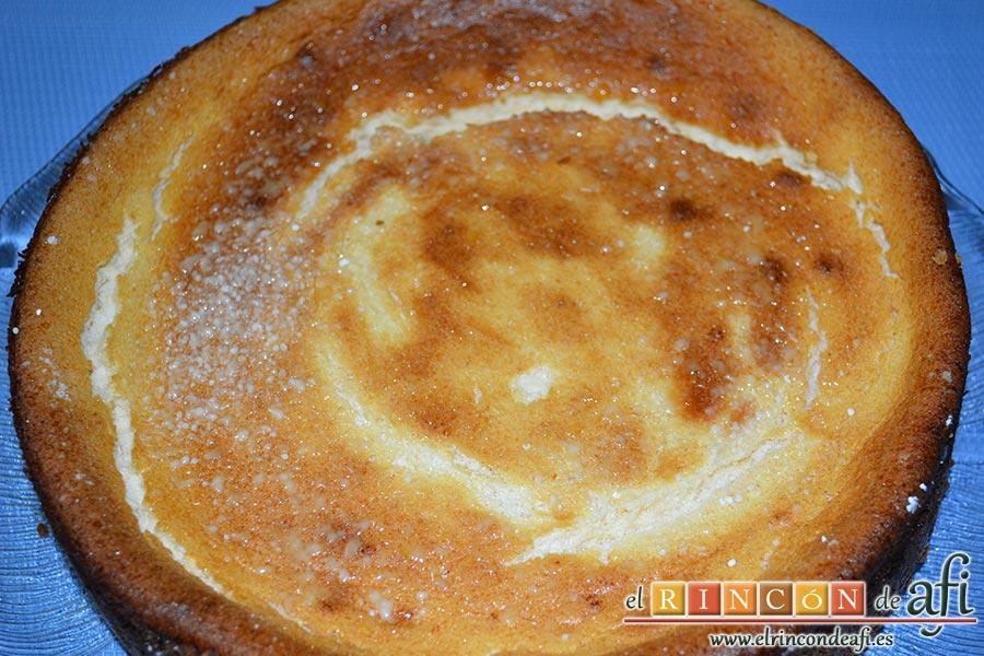 Tarta soufflé de limón con base de galletas, dejar enfriar y espolvorear con azúcar glass