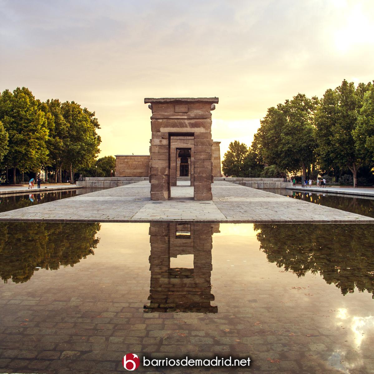 atardecer en debod frente templo