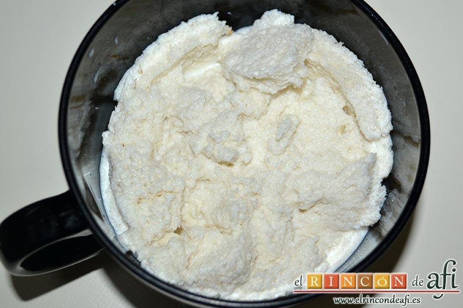 Nuggets de pollo, en un recipiente ponemos a remojar el pan de molde con la leche