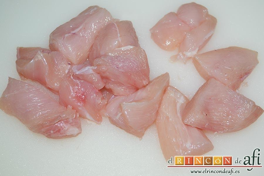 Nuggets de pollo, limpiamos las pechugas retirándoles la grasa y las cortamos en trozos