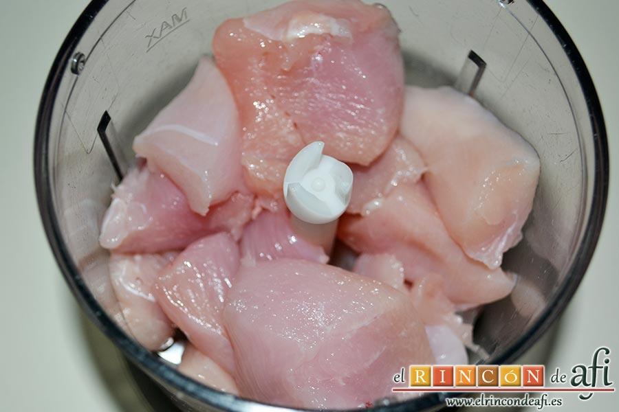 Nuggets de pollo, vamos introduciendo, por partes, los trozos en un vaso triturador