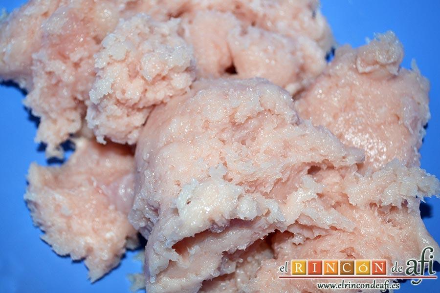 Nuggets de pollo, vamos triturando y los volcamos en un bol amplio