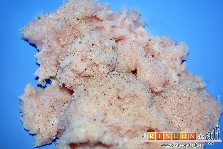 Nuggets de pollo, una vez está toda la carne picada la salpimentamos ligeramente