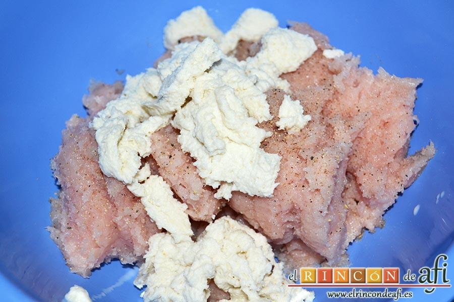 Nuggets de pollo, escurrimos bien el pan remojado y lo incorporamos al pollo