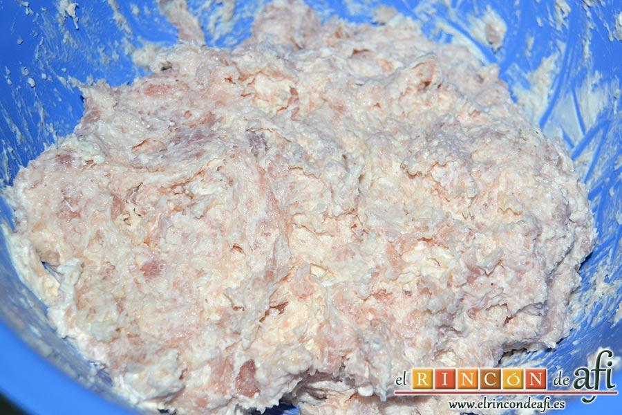 Nuggets de pollo, con las manos removemos todo bien hasta que esté bien mezclado