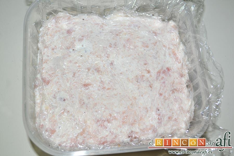 Nuggets de pollo, lo introducimos en un recipiente y lo tapamos con papel film pegándolo a la mezcla para evitar que se forme costra