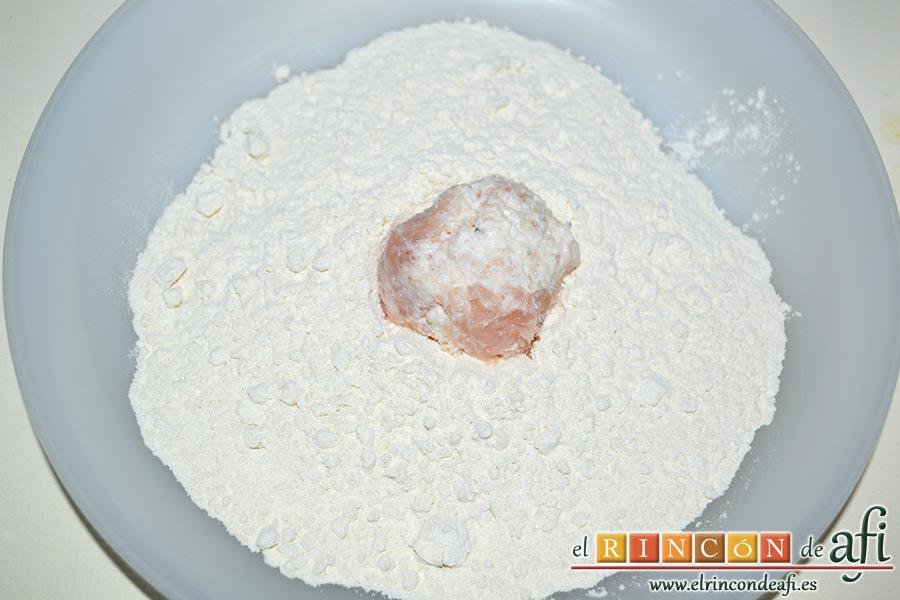 Nuggets de pollo, ponemos la harina en un plato y ayudándonos de una cuchara ponemos una porción de la mezcla sobre la harina