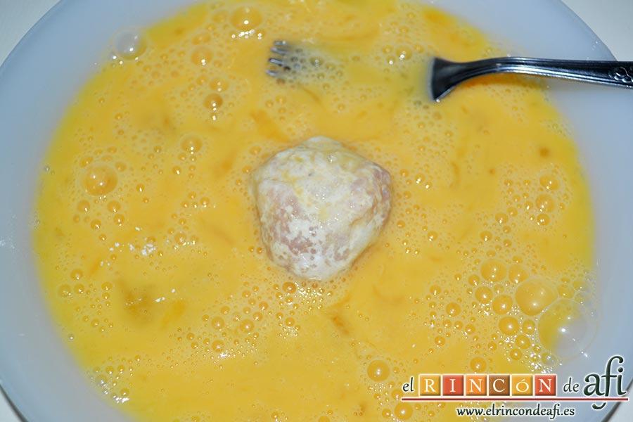 Nuggets de pollo, los pasamos por huevo batido