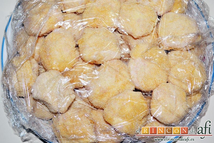 Nuggets de pollo, para que no se nos peguen unos con otros pondremos film transparente y los guardamos en la nevera hasta freírlos