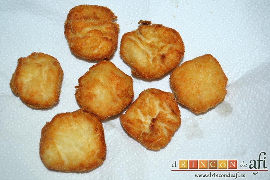 Nuggets de pollo, los escurrimos de aceite poniéndolos sobre papel de cocina