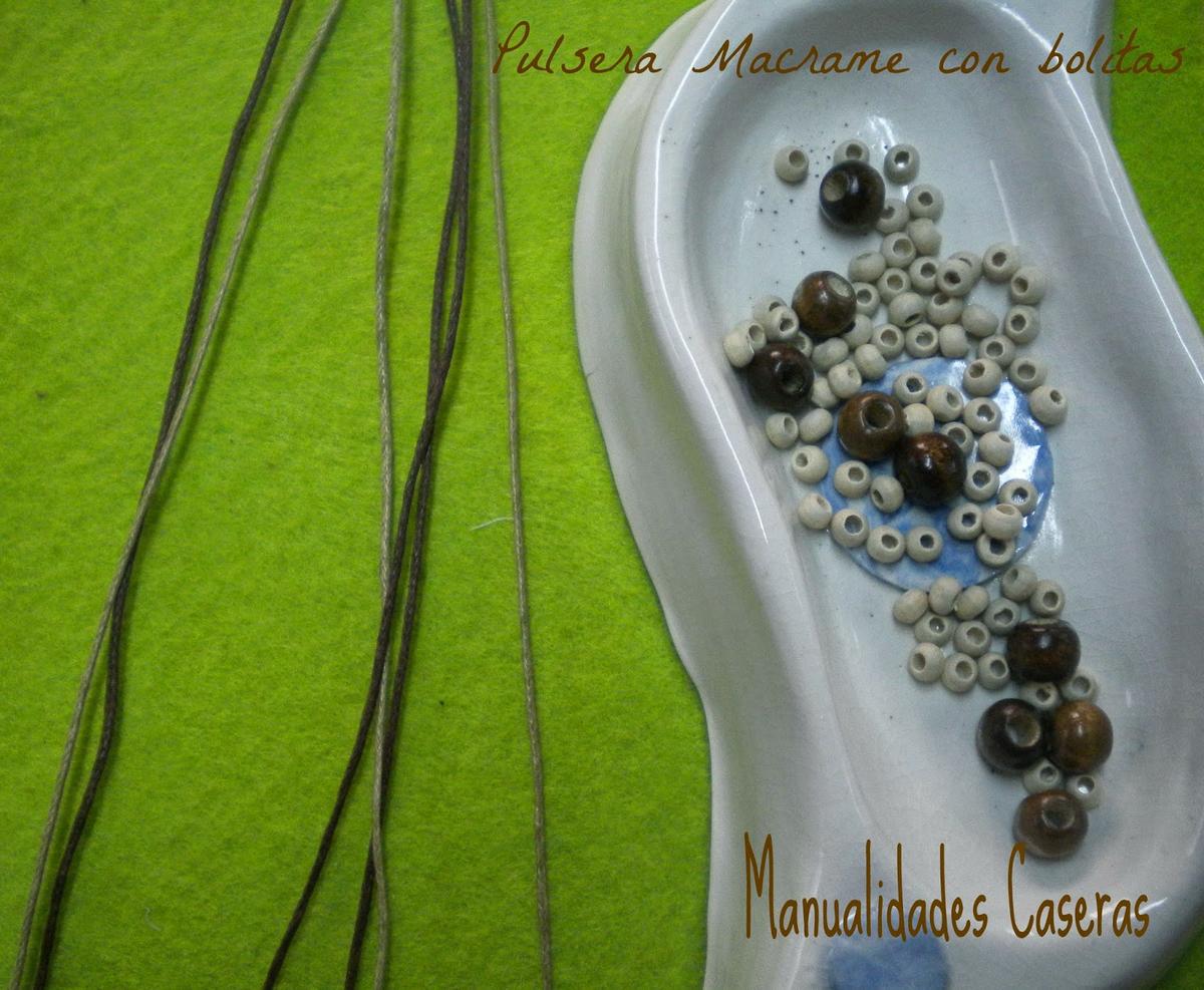 Manualidades Caseras faciles que se necesita para hacer una pulsera de macrame con bolitas blancas y marrones
