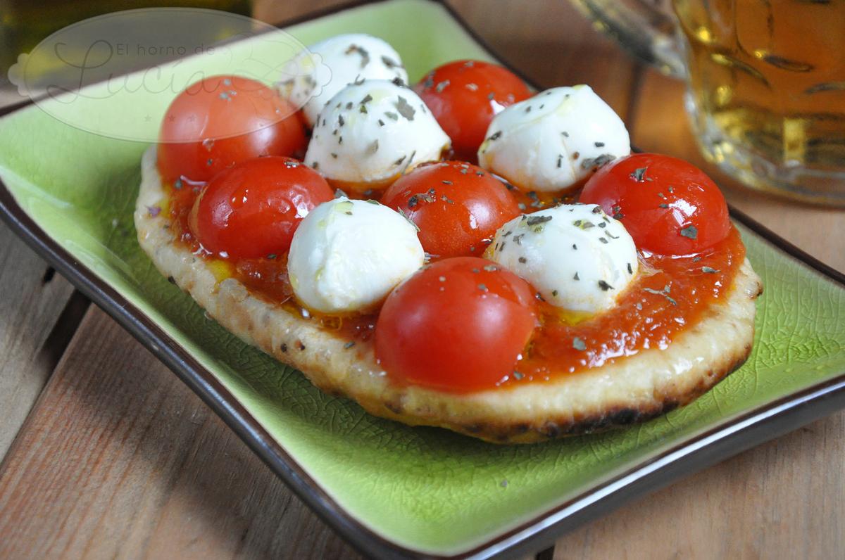 Tosta de queso mozzarella y tomate cherry