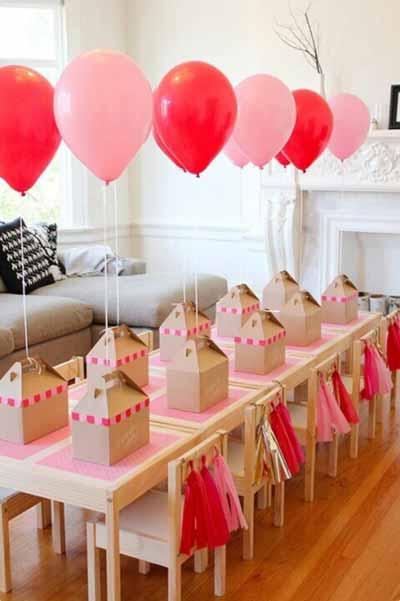 Cajas kraft con globos.