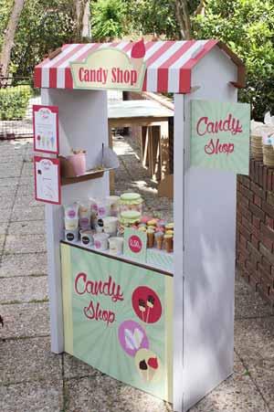 Puesto de cartón con helados.