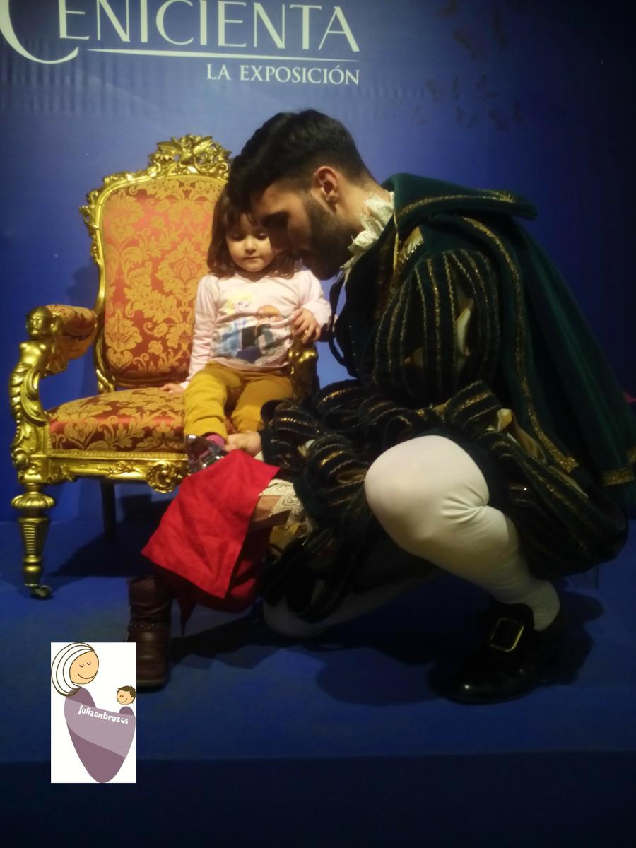Exposición de Cenicienta, con el príncipe probando a Sara el zapato de cristal