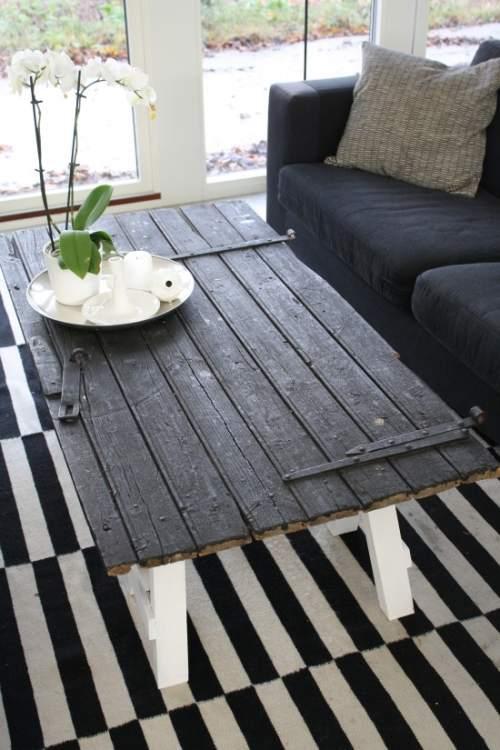 Mesa con puerta antigua. ¡Original lo mires como lo mires!