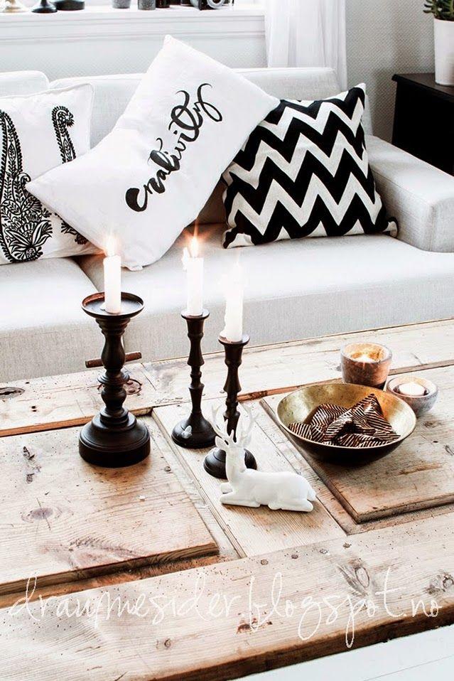 Mesa con puerta antigua. ¡Original lo mires como lo mires!