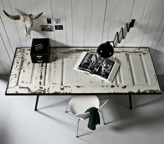 Mesa con puerta antigua. ¡Original lo mires como lo mires!