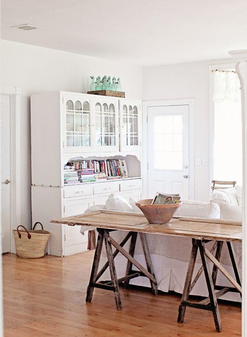 Mesa con puerta antigua. ¡Original lo mires como lo mires!