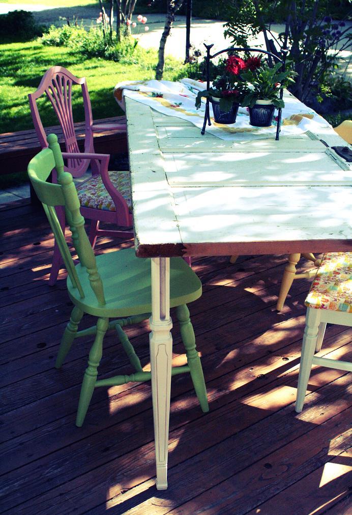 Mesa con puerta antigua. ¡Original lo mires como lo mires!