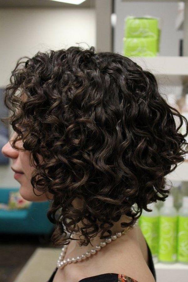 cabello corto rizado al hombro