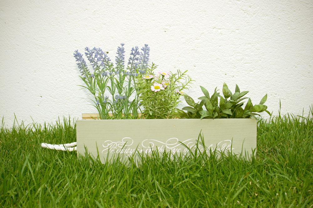 Macetero vintage con caja de vino