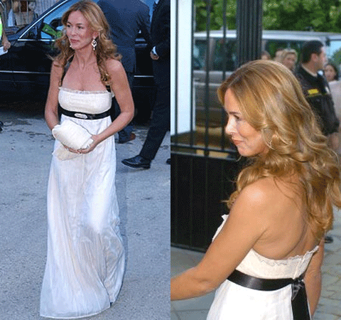 Lydia Bosch vestida de blanco en una boda. Fuente de la imagen: www.elrincondemoda.com