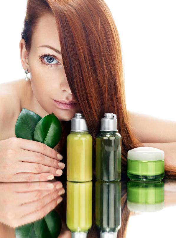 mujer con productos naturales en la mano