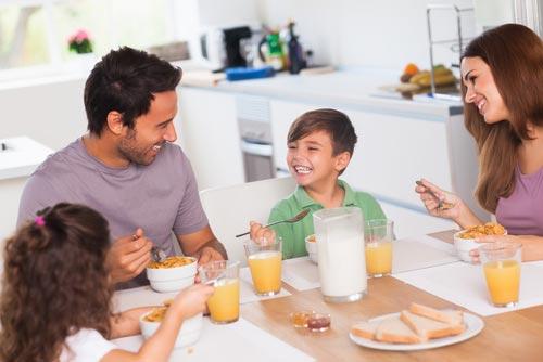 Alimentos_saludables_para_niños_comer_en_familia