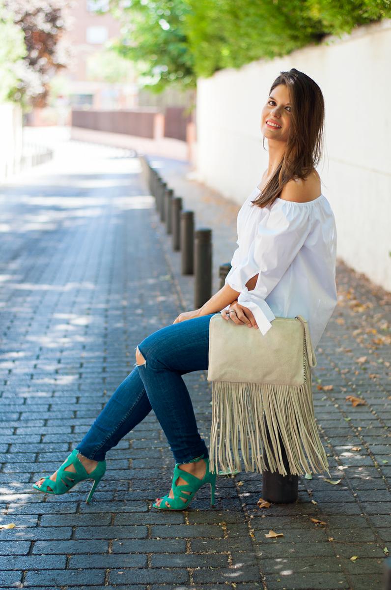 camisa-con-el-hombro-al-aire