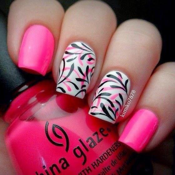 uñas decoradas color rosa y blanco