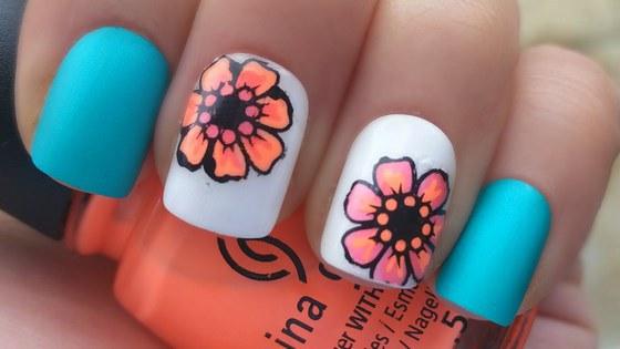 uñas con flores tonos suaves
