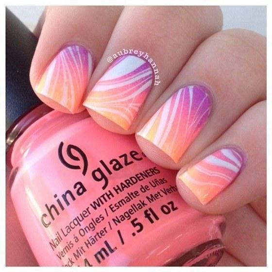 modelo de uñas rosa en agua con degrade