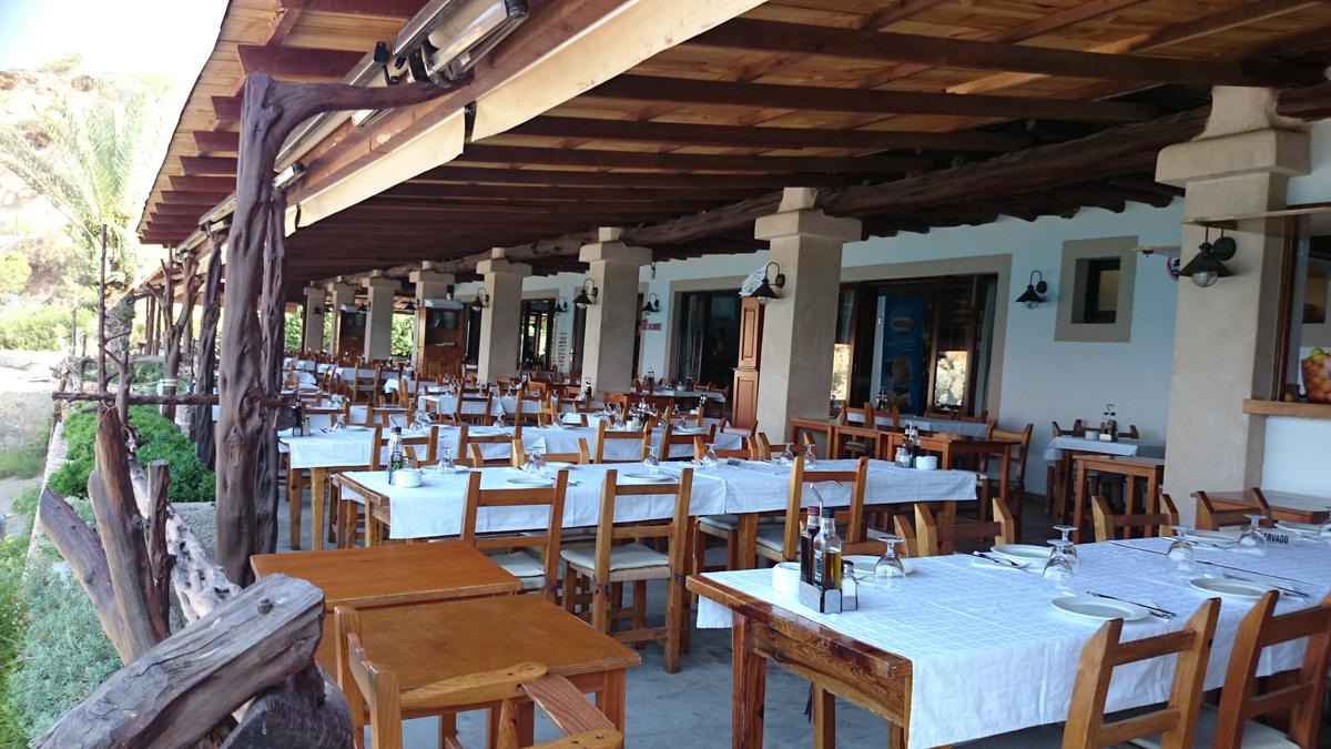 Restaurante en playa de Ibiza
