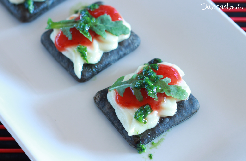 Minicocas de tinta de sepia con brandada de bacalao y pimiento