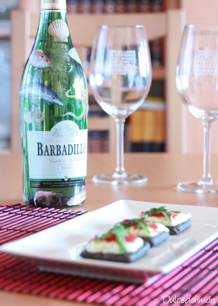 Minicocas de tinta de sepia con brandada de bacalao y pimiento