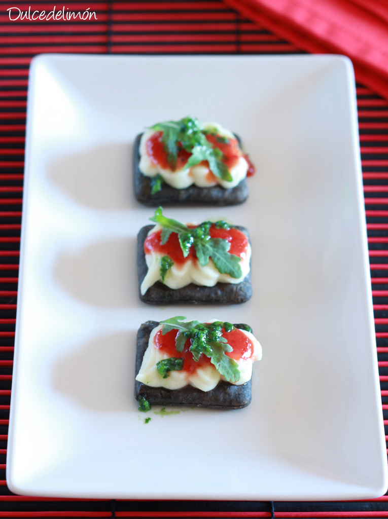 Minicocas de tinta de sepia con brandada de bacalao y pimiento