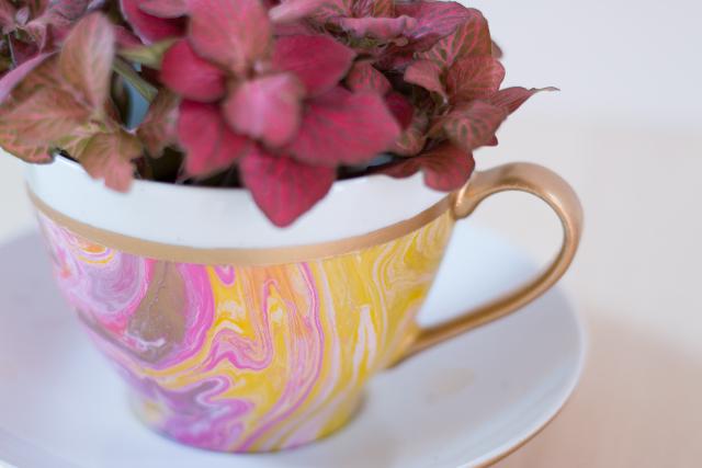 DIY decora tu taza-maceta, marmolado con Spray by "I am a Mess Blog"