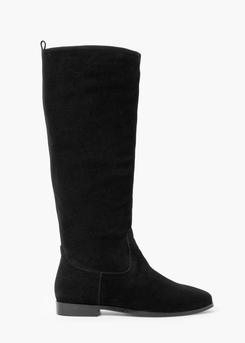 Botas altas de ante y sin tacón de Mango. Este año estoy viendo en bastantes tiendas pero el año pasado no pude comprarme ninguna porque no había.
