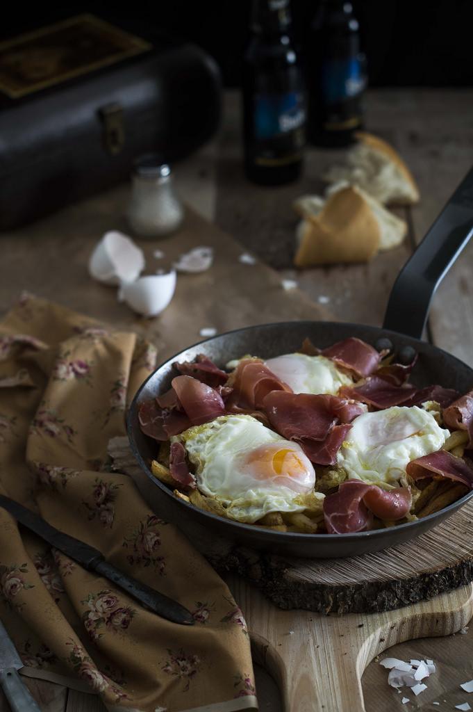 Sartén de huevos rotos con patatas y jamón
