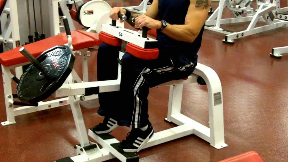 Eficaces ejercicios para crear pantorrillas Levantamiento de pantorrillas sentado