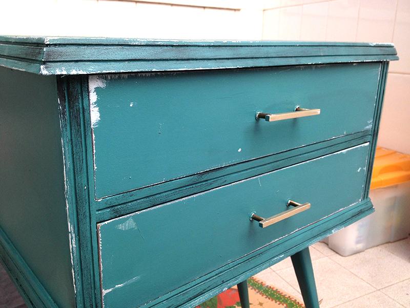 Detalle de como reciclar un mueble viejo estilo vintage