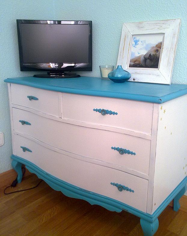Mueble reciclado y pintado en color blanco y turquesa