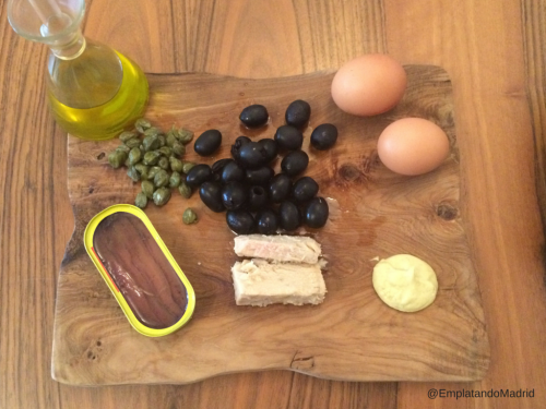 atún, anchoas, alcaparras y aceitunas negras