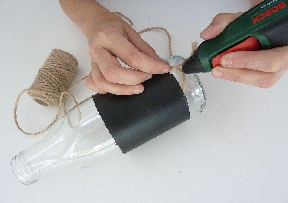 decorar una botella pegando cuerda 2 ok