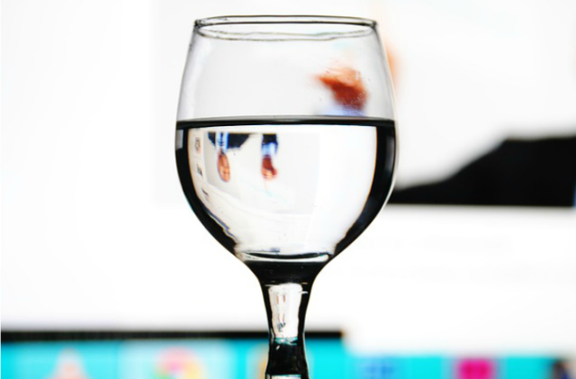 8 vasos recomendados de agua al día