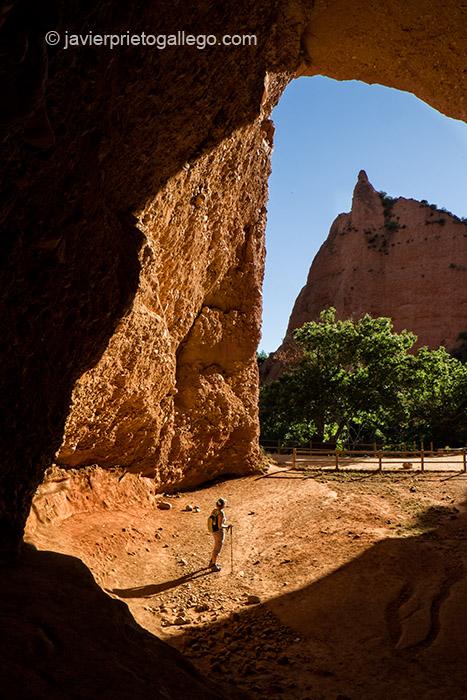 Galería de la Cuevona. Visita guiada a los restos de la explotación minera romana de Las Médulas. Sendero de las Valiñas. Monumento Natural Las Médulas. El Bierzo. León. Castilla y León. España. © Javier Prieto Gallego;