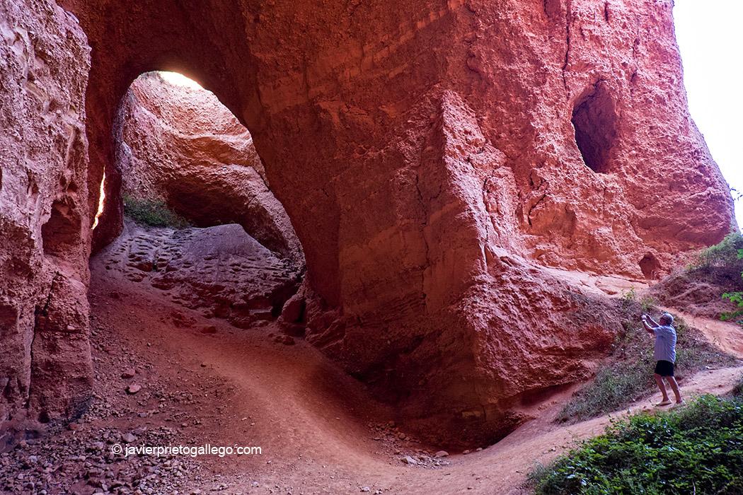 Galería de la Encantada. Visita guiada a los restos de la explotación minera romana de Las Médulas. Sendero de las Valiñas. Monumento Natural Las Médulas. El Bierzo. León. Castilla y León. España. © Javier Prieto Gallego;